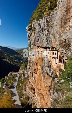 Das heilige Kloster Kipina, hängen von einer Klippe in Tzoumerka Bergregion, Ioannina, Epirus, Griechenland Stockfoto