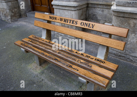 Kapstadt: Apartheid Ära Bänke außerhalb Justizpalast in Queen Victoria Street Stockfoto