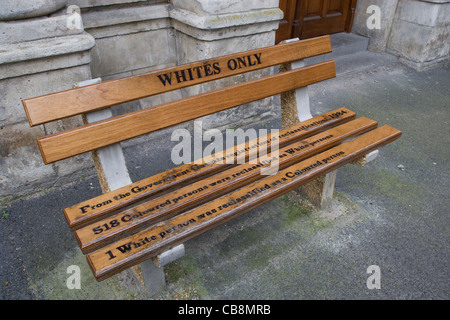 Kapstadt: Apartheid Ära Bänke außerhalb Justizpalast in Queen Victoria Street Stockfoto