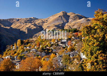 Kalarrytes Dorf, einer der schönsten griechischen Bergdörfern auf Tzoumerka Berge, Ioannina, Epirus, Griechenland Stockfoto