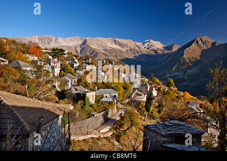 Kalarrytes Dorf, einer der schönsten griechischen Bergdörfern auf Tzoumerka Berge, Ioannina, Epirus, Griechenland Stockfoto