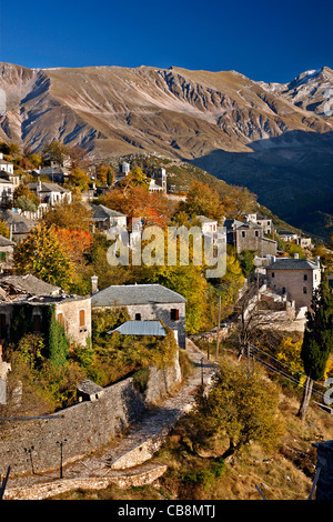 Kalarrytes Dorf, einer der schönsten griechischen Bergdörfern auf Tzoumerka Berge, Ioannina, Epirus, Griechenland Stockfoto