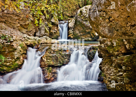 Kleine Wasserfälle, in der Schlucht der Chrousias-Fluss, der trennt Syrrako Kalarrytes Dörfer und Tzoumerka, Ioannina, Griechenland Stockfoto