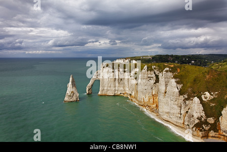 La Falaise d'Amont in Etretat in der oberen Normandie im Norden Frankreichs. Stockfoto