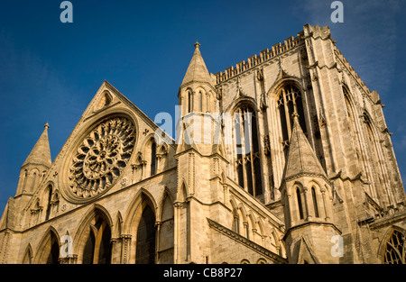 Rosenfenster und zentraler Turm des York Minster, York, Großbritannien. Stockfoto