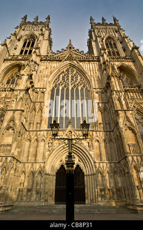 Gaslampen außerhalb der West façade von York Minster, York, Großbritannien. Stockfoto