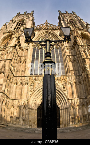 Gaslampen außerhalb der West façade von York Minster, York, Großbritannien. Stockfoto