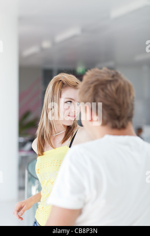 zwei College-Studenten auf dem Campus (flachen DOF, getönten Farbbild) sprechen/flirten Stockfoto