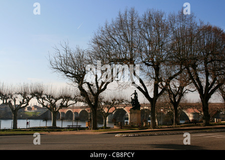 Denkmal für diejenigen, die ihr Leben, während der Kriege in Frankreich bei Moissac am Fluss Tarn verloren Stockfoto