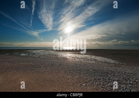 Der Kiesstrand im Cuckmere Haven unter Herbst Himmel bei Ebbe in East Sussex, England Stockfoto