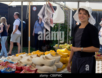 Porträt einer Frau in niederländischer Tracht verkaufen clogs auf einem Markt in der Stadt Veere Stockfoto