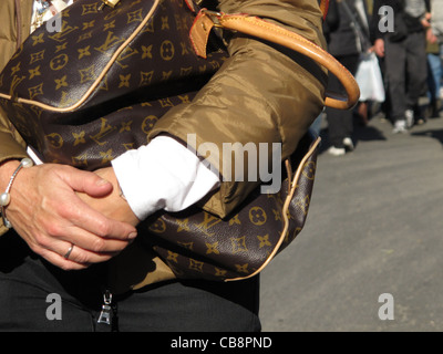 Shopper mit Taschen in der Stadt Stockfoto