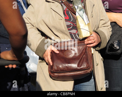 Shopper mit Taschen in der Stadt Stockfoto