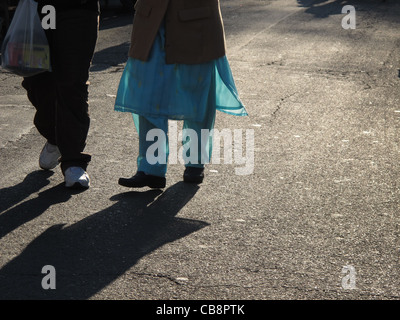 Asiatische indische paar walking street Straße in Stadt Stockfoto