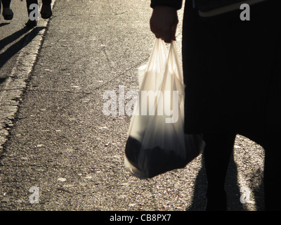 Shopper mit Taschen in der Stadt Stockfoto