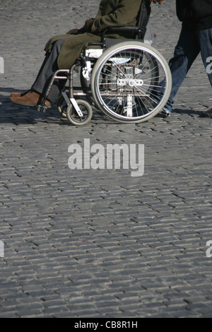 Detail eines alten Mannes im Rollstuhl in der Straße road Stockfoto