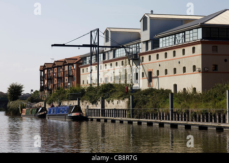 Schmale Boote vertäut neben Gebäuden auf dem Fluss Trent in Newark-on-Trent Stockfoto