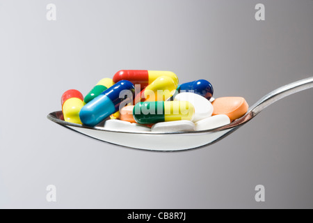 Pillen auf Löffel. Stockfoto