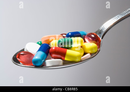 Pillen auf Löffel. Stockfoto