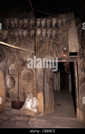 Indien, Nagaland, Jakhama Dorf, geschnitzten Holzplatten auf Hausfassade mit Mithun Motiv verziert Stockfoto