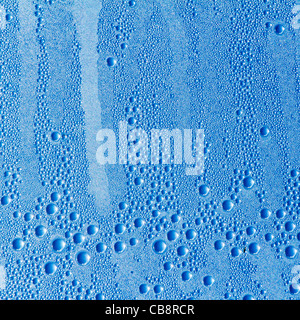 Wassertropfen auf einem grau-blauen Hintergrund Stockfoto