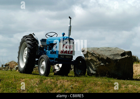 Fordson Super großen Traktor zu verkaufen am Straßenrand in Bridgend, County Donegal, Irland. Stockfoto