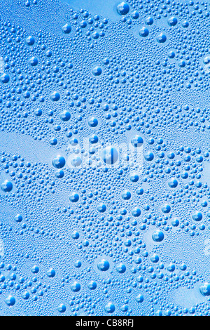 Wassertropfen auf einem grau-blauen Hintergrund Stockfoto