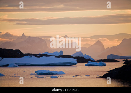 Sonnenuntergang über den antarktischen Meer und die Berge auf den Inseln von Argentinien, Antarktis Stockfoto