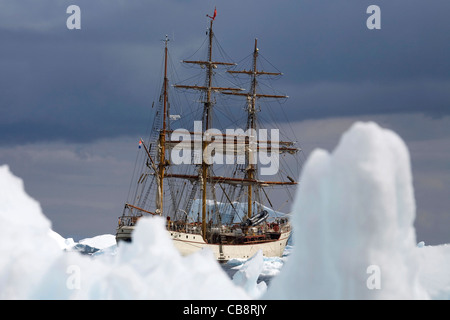 Eisberge und Mottenhalle Europa, ein Dreimaster Viermastbark, am Hafen Charcot, Wilhelm Archipel, Antarktis Stockfoto