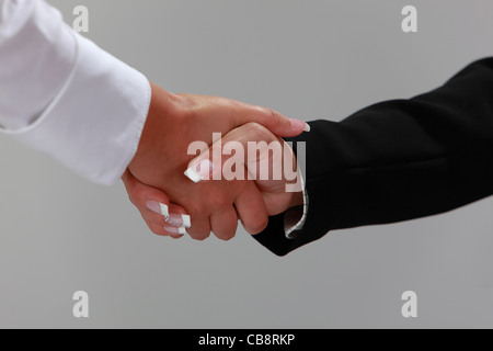 Schließen Sie herauf Bild der Frauen, die Hände schütteln. Stockfoto
