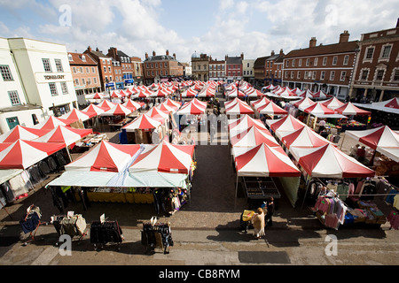 Newark-on-Trent Nottinghamshire Marktplatz im Sommer mit Menschen beim Einkaufen Stockfoto