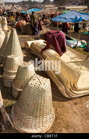 Indien, Meghalaya, Jaintia Hills, Shillong Bezirk, Ummulong Bazar, Frau verkauft handgemachte Körbe und Matten Stockfoto