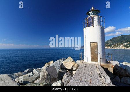 Leuchtturm auf Mittelmeer in Camogli, Italien Stockfoto