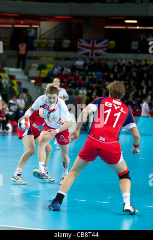 Sonja FREY (AUT) & Lyn BYL (GBR), Österreich gegen Großbritannien, Damen London Handball Cup. Handball Arena, UK. Stockfoto