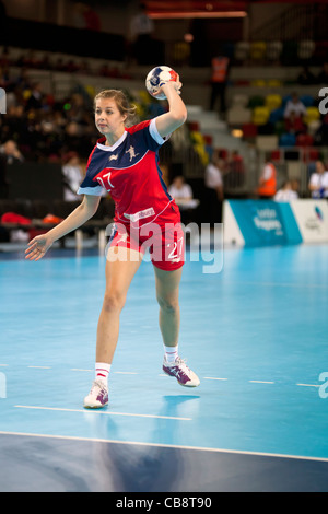 Charlotte LEBLANC (GBR) schießen, Österreich gegen Großbritannien London Handball Cup. Olympiapark London, UK Stockfoto