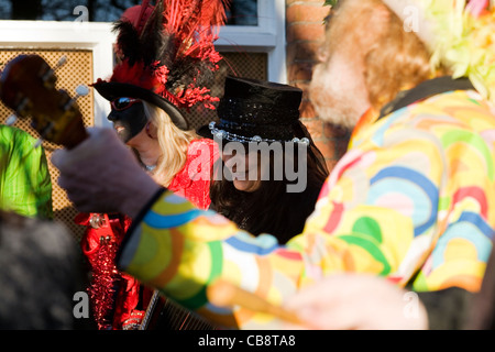 Schwarz Pig Morris Männer tanzen am zweiten Weihnachtstag Stockfoto