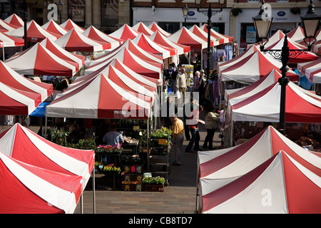 Newark-on-Trent Marktstadt, Marktplatz mit Menschen einkaufen, entnommen aus dem Ratssaal Stockfoto