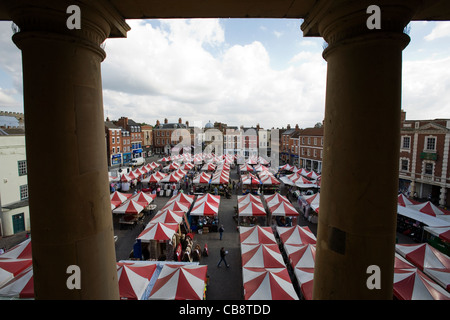 Newark-on-Trent Marktstadt, Marktplatz mit Menschen einkaufen, entnommen aus dem Ratssaal Stockfoto