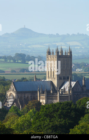 Wells Cathedral mit Glastonbury Tor in der Ferne. Somerset. England. VEREINIGTES KÖNIGREICH. Stockfoto