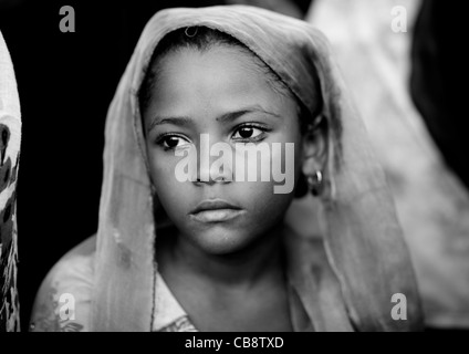 Schöne junge Teenager-Mädchen mit Schleier Kopf In den Wolken, Lamu, Kenia Stockfoto