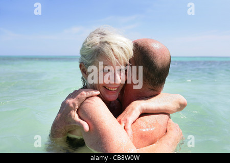 Älteres Ehepaar umfassend in das Meer Stockfoto
