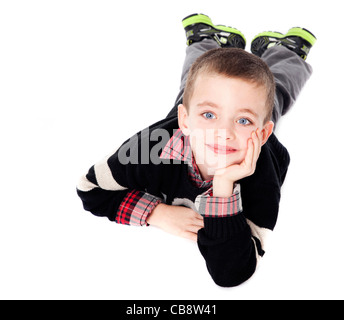 Kleiner Junge Handauflegen Magen mit Kinn ruht in der Hand im Studio isoliert auf weiss Stockfoto