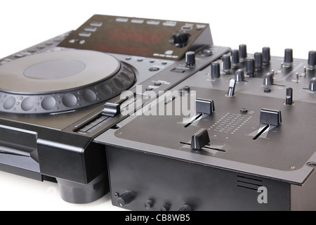 DJ-Cd-Player und Mixer, Closeup auf weiß Stockfoto