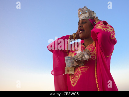 Frau trägt Banknoten arrangieren sich beim Maulidi Festival, Lamu, Kenia Stockfoto