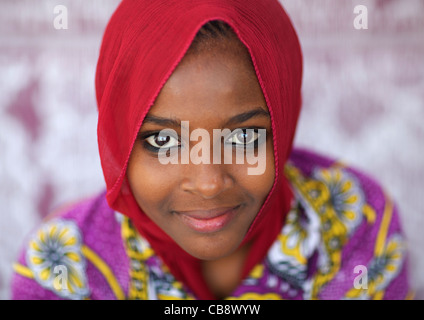 Porträt von schöne hellbraune Haut Teenager-Mädchen Blick in die Kamera, In Lamu, Kenia Stockfoto