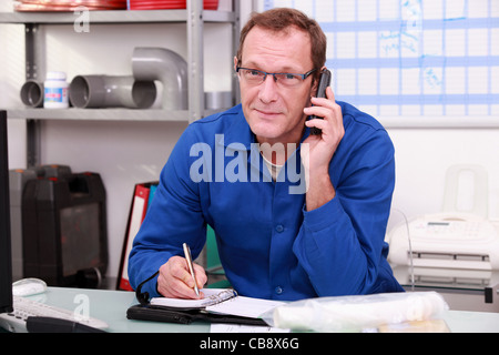 Techniker am Telefon Stockfoto