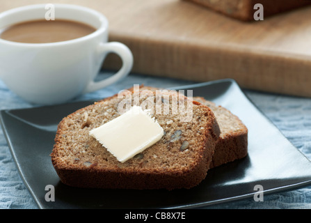 Hausgemachte Bananenbrot mit frischem Kaffee Stockfoto