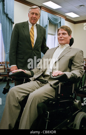 Schauspieler Christopher Reeve mit Rep Steny Hoyer vor Zeugen vor einem Kongress hören 14. April 1999 in Washington, DC. Reeves war in einen Reitstall Unfall gelähmt und hat wurde ein ausgesprochener Verfechter für Behinderte. Stockfoto