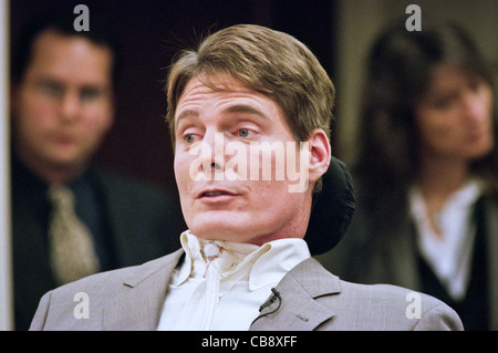 Schauspieler Christopher Reeve macht eine Aussage finanziellen Belastungen der deaktivieren Personen zu einem Kongress hören 14. April 1999 in Washington, DC. Reeves war in einen Reitstall Unfall gelähmt und hat wurde ein ausgesprochener Verfechter für Behinderte. Stockfoto