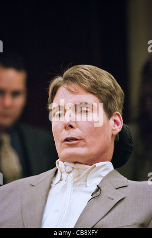 Schauspieler Christopher Reeve macht eine Aussage finanziellen Belastungen der deaktivieren Personen zu einem Kongress hören 14. April 1999 in Washington, DC. Reeves war in einen Reitstall Unfall gelähmt und hat wurde ein ausgesprochener Verfechter für Behinderte. Stockfoto